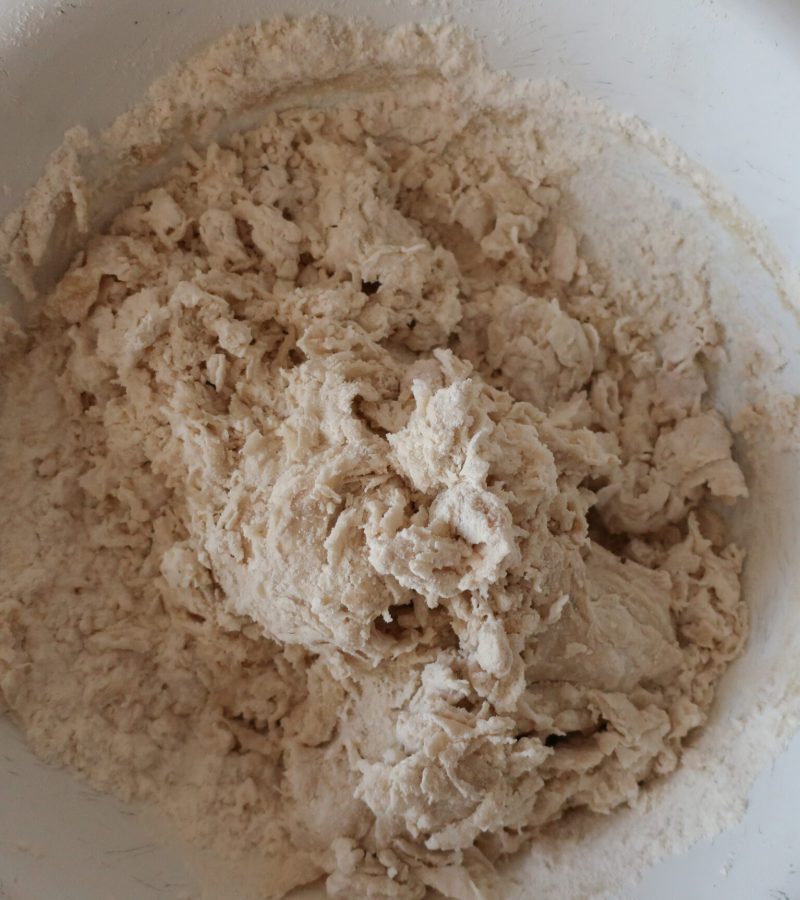 Pomalu přidévejte mouku a azčněte zpracovávat hutné těsto