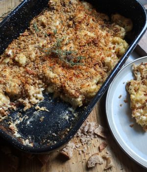 Zapečený květák se sýrem a bylinkovou strouhankou