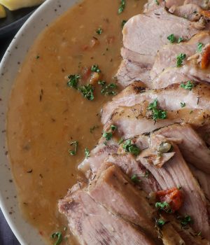 Pečená vepřová krkovice s kapary a sušenými rajčaty