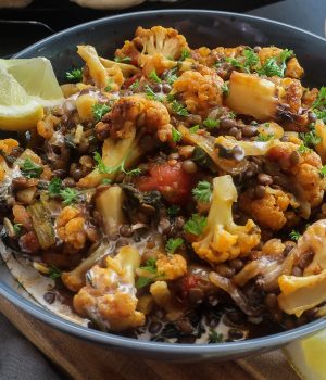 Pečený  květák s čočkou a rajčatovo-smetanovou omáčkou