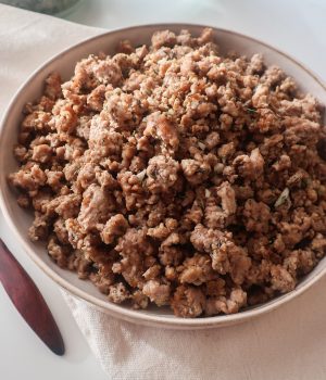 Mleté vepřové maso s bylinkami (sausage)