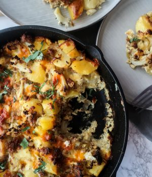 Zapečené brambory s květákem a vepřovým masem