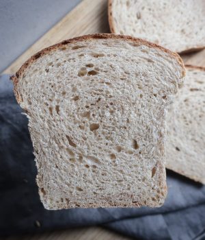 Toustový chléb ze žitného rozkvasu