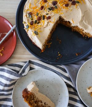 Mrkvový dort slazený datlovým sirupem