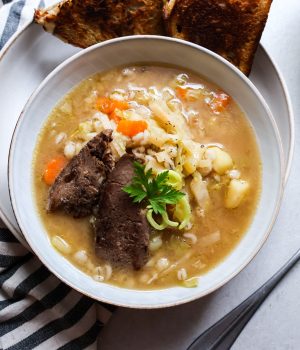 Hovězí vývar s ječmenem a zimní zeleninou