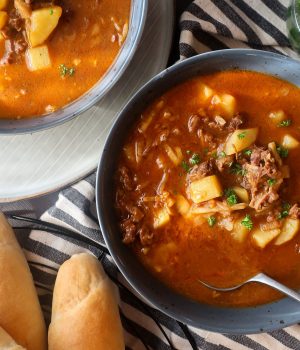 Gulášová polévka s celerovými nudličkami