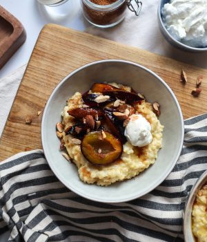 Jáhlová kaše s medovými švestkami