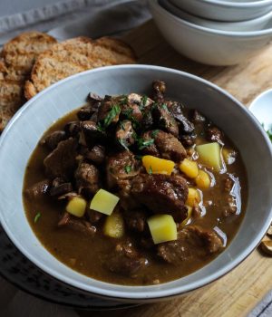 Hovězí guláš s opečenými žampiony a miso pastou