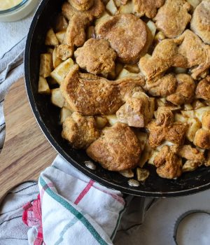 Pečená jablka s medovými buchtičkami (Apple cobbler)